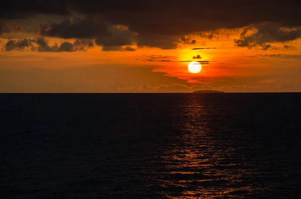 Hermoso Paisaje Puesta Sol Ardiente Mar Negro Cielo Naranja Por — Foto de Stock