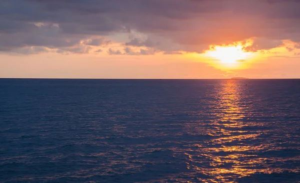 Colorido Océano Playa Amanecer Con Cielo Azul Profundo Rayos Sol — Foto de Stock