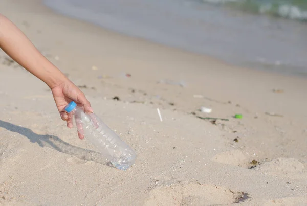 在海滩上的第六个垃圾收集器肮脏的塑料瓶在海洋环境问题中被使用的塑料污染概念 — 图库照片