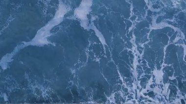 Yukarıdan okyanus görünümü, deniz köpüğü görüntüleri, drone'dan havai çekim
