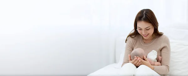 Beautiful Mom Cuddles Newborn Baby Gently While Infant Sleeping Lap — Stock Photo, Image