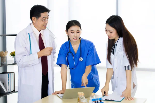 Groupe Personnel Médical Debout Réunion Hôpital Portrait Équipes Médecins Performantes — Photo