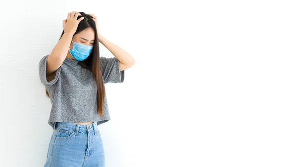 Mujer Joven Asiática Que Usa Máscara Facial Pone Las Manos — Foto de Stock