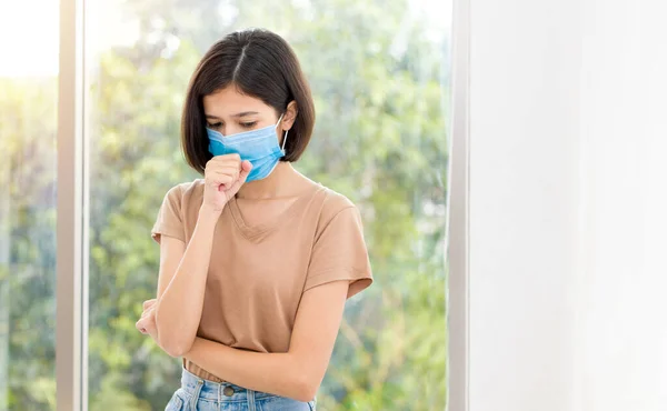 Asiática Joven Mujer Está Usando Una Mascarilla Tos Debido Enfermedad — Foto de Stock