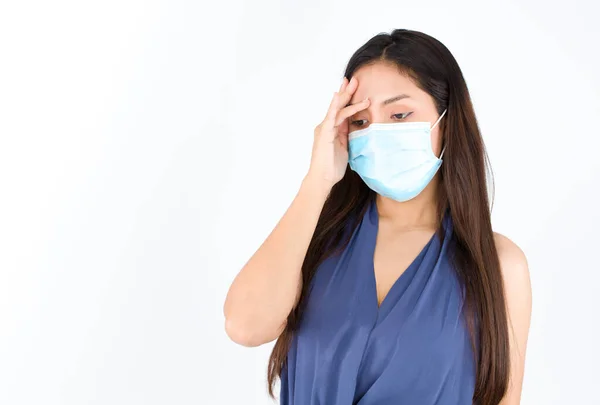 Mujer Asiática Lleva Una Mascarilla Higiénica Dolor Cabeza Debido Enfermedad — Foto de Stock