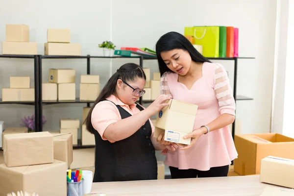 Uma Filha Com Transtorno Mental Está Ajudando Sua Mãe Vender — Fotografia de Stock