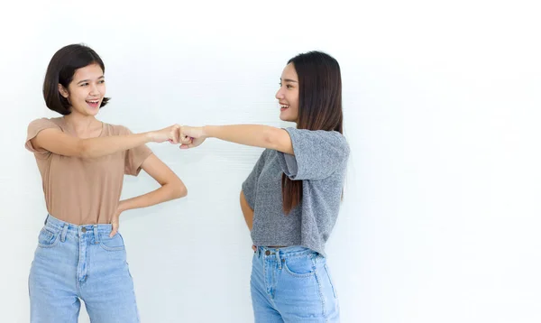 Mujeres Jóvenes Golpeando Sus Puños Juntos Para Mostrar Saludo — Foto de Stock