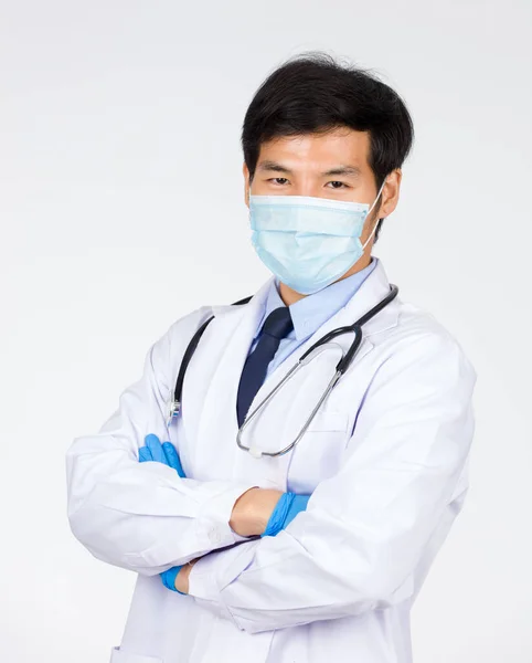 Attrayant Médecin Asiatique Portant Masque Hygiénique Est Debout Les Bras — Photo