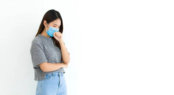 Mujer Joven Asiática Está Usando Una Mascarilla Higiénica Tos Debido — Foto de Stock