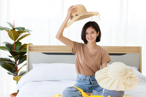 Ung Asiatisk Kvinna Väljer Hatt Att Att Bära Resan Begreppet — Stockfoto