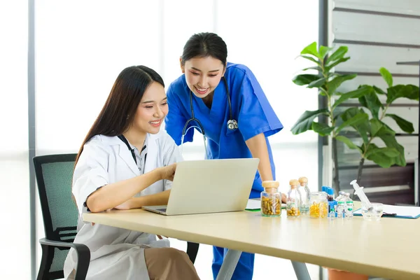 Les Chirurgiens Asiatiques Rencontrent Plan Traitement Bureau Médecins Uniforme Travaillant — Photo