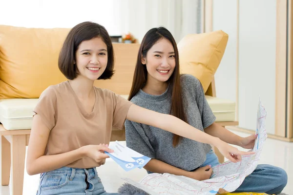 Dos Jóvenes Asiáticas Sosteniendo Mapa Sonriendo Felizmente Chicas Guapas Planeando — Foto de Stock