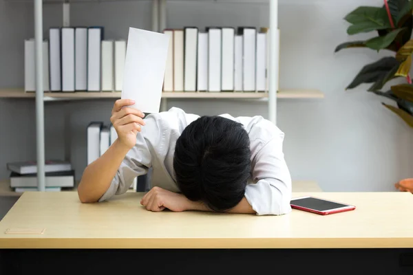 Empregado Masculino Estava Sentindo Confuso Entediado Quando Recebeu Uma Carta — Fotografia de Stock