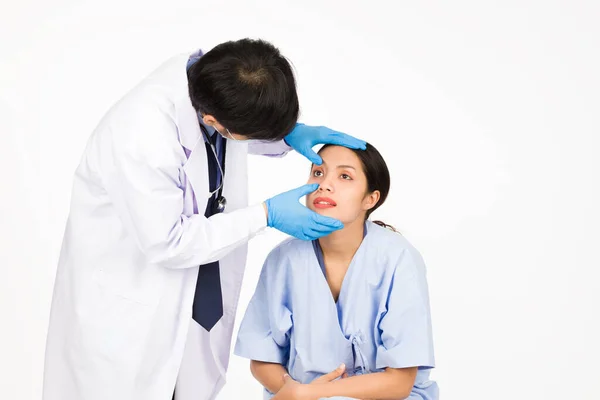 Ophtalmologiste Touché Visage Patiente Pour Examiner Les Yeux Irrités Par — Photo