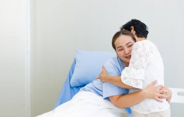 Asyalı güzel anne hasta olduğunda onu cesaretlendirmek için kızına sarıldı..