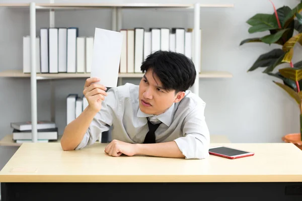 Empregado Masculino Ficou Confuso Chocado Quando Recebeu Uma Carta Disparada — Fotografia de Stock