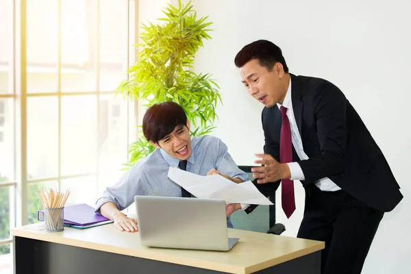 Empregadores Empregados Asiáticos Estão Discutindo Sobre Trabalho Errado Supervisor Irritado — Fotografia de Stock