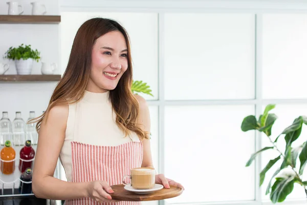 Mujer Asiática Barista Está Pie Sosteniendo Café Mano Preparan Para — Foto de Stock
