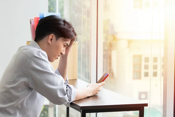 Frustrado Homem Asiático Está Usando Telefone Está Estressado Porque Ele — Fotografia de Stock