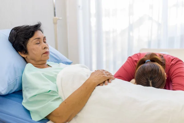 Lovely Daughter Comes Visit Sick Mother While Her Mom Recuperating — Stock Photo, Image