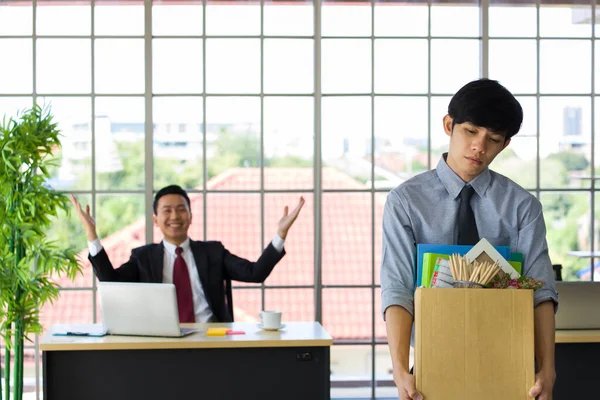 Asiático Masculino Empregados Demitidos Trabalho Ele Está Segurando Caixa Saindo — Fotografia de Stock