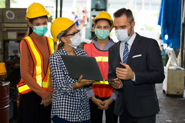 白种人英俊的胡子工业厂主和女工程师站在他的仓库前 他们正在步行去检查工厂 成功的创业概念 — 图库照片