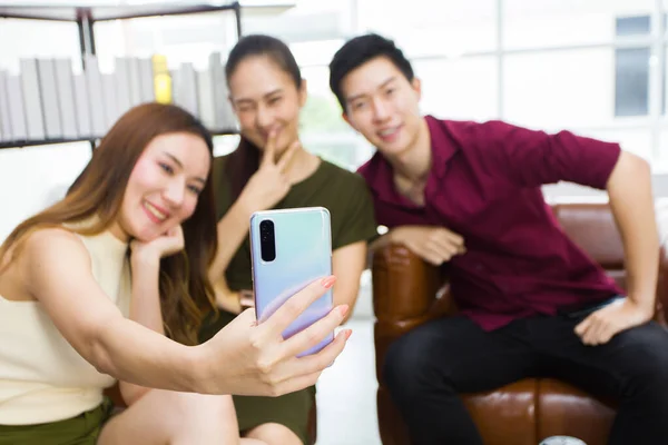 Los Jóvenes Disfrutan Socializando Tomando Fotos Mismos Junto Con Sus — Foto de Stock