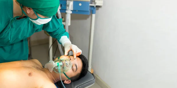 Médico Está Examinar Íris Paciente Numa Emergência — Fotografia de Stock