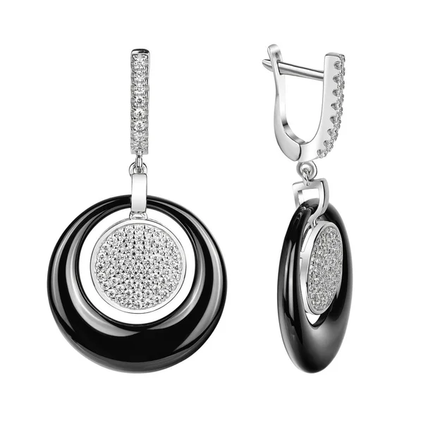 Beyaz bir arka plan üzerinde takı izole görüntü. Rötuşlanmış süslemeler. Yüzükler, küpeler, değerli taşlar. Kadın kolye.