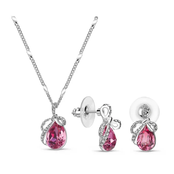 Beyaz bir arka plan üzerinde takı izole görüntü. Rötuşlanmış süslemeler. Yüzükler, küpeler, değerli taşlar. Kadın kolye.