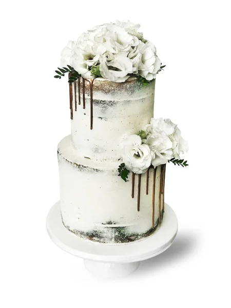 Çiçeklerle beyaz bir arka plan üzerinde güzel düğün pastası.