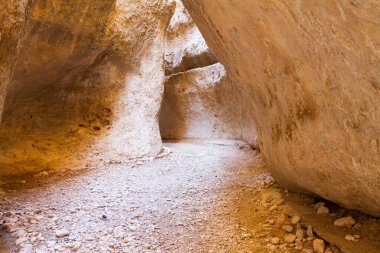 Suriye 'nin Maaloula kasabası yakınlarındaki mağaralar