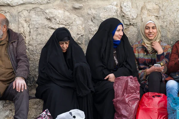 Ženy Před Mešitou Umayyad Damašek — Stock fotografie