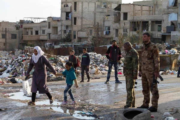 Soldiers Civilians Douma Damascus — Stockfoto