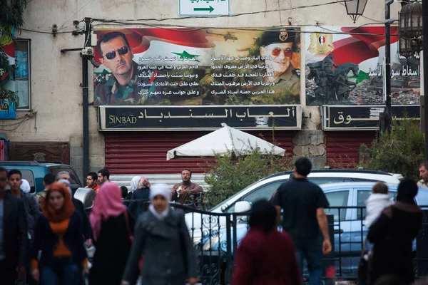 거리에서의 바샤르 아사드의 — 스톡 사진