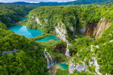 Hırvatistan 'ın Plitvice Gölleri Ulusal Parkı üzerindeki göllerin hava manzarası