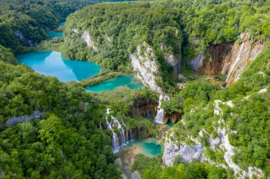 Hırvatistan 'daki Plitvice Gölleri Ulusal Parkı üzerindeki şelalelerin hava manzarası