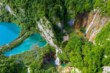 Hırvatistan 'daki Plitvice Gölleri Ulusal Parkı üzerindeki şelalelerin hava manzarası