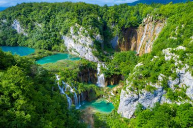 Hırvatistan 'daki Plitvice Gölleri Ulusal Parkı üzerindeki şelalelerin hava manzarası