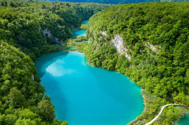 Hırvatistan 'ın Plitvice Gölleri Ulusal Parkı üzerindeki göllerin hava manzarası