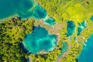 Hırvatistan 'ın Plitvice Gölleri Ulusal Parkı üzerindeki göllerin hava manzarası