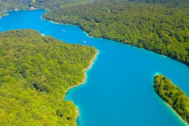 Hırvatistan 'ın Plitvice Gölleri Ulusal Parkı üzerindeki göllerin hava manzarası