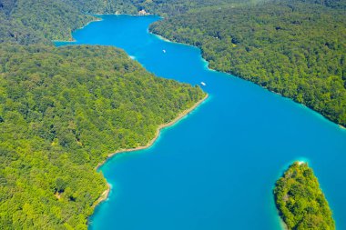 Hırvatistan 'ın Plitvice Gölleri Ulusal Parkı üzerindeki göllerin hava manzarası