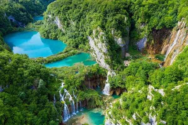 Hırvatistan 'daki Plitvice Gölleri Ulusal Parkı üzerindeki şelalelerin hava manzarası