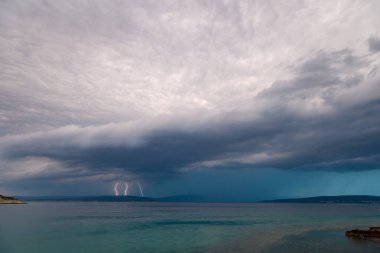 Hırvatistan 'ın Krk adasındaki Adriyatik kıyılarında fırtına bulutları