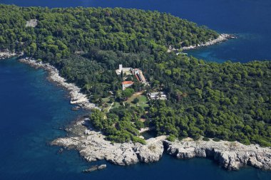 Dubrovnik yakınlarındaki Lokrum Adası 'nın hava fotoğrafı.
