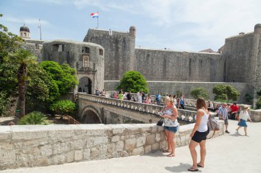 Hırvatistan 'ın Dubrovnik kentindeki tarihi merkezde turistler
