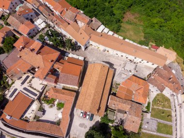 Hırvatistan 'ın Istria kentindeki bir tepe kasabası olan Motovun' un hava manzarası