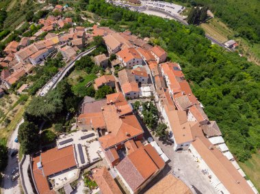 Hırvatistan 'ın Istria kentindeki bir tepe kasabası olan Motovun' un hava manzarası
