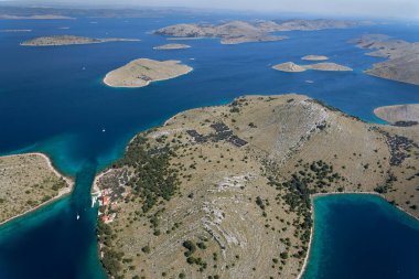 Telaica Doğa Parkı 'ndaki büyük bir körfezin havadan görünüşü